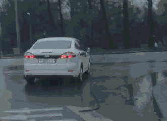 疏忽 | 加完油不看后視鏡，加油站沒了…